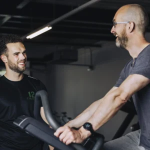 Personal trainer van 12TIMES begeleidt klant tijdens cardiotraining in Zwolle